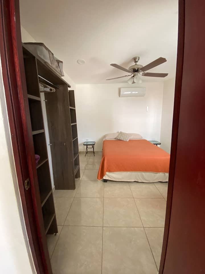 Tretia spálňa s manželskou posteľou Queen.