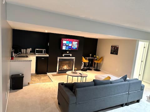 Top Airbnb: The Velvet Suite: Lux Studio, Free Secured Parking in Orléans