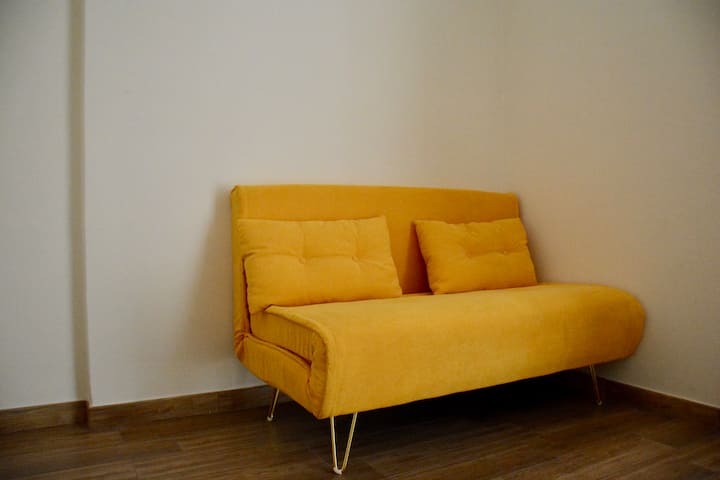 ห้องนั่งเล่นกว้างขวางพร้อมโต๊ะรับประทานอาหารหรูหราตู้เย็นโซฟาเบดที่สะดวกสบายสำหรับผู้เข้าพักเพิ่มเติม Wi-Fi และทีวีที่ทันสมัย