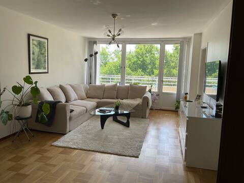 Room in modern apt in Farsta.