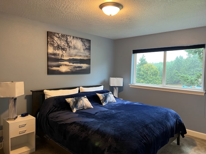 Modrá izba s manželskou posteľou. Dotykové lampy s viacúrovňovými a nabíjacími portmi USB.