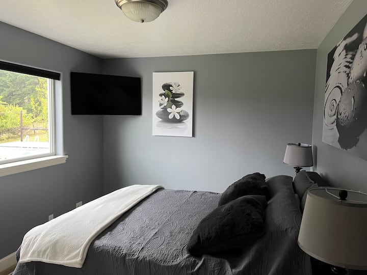 Manželská posteľ, inteligentná televízia a výhľad na východ.