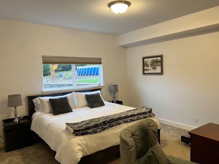 Apartmán na hlavnej úrovni s osvetlením atmosféry v nočných stolíkoch so zásuvkami USB a lampami.