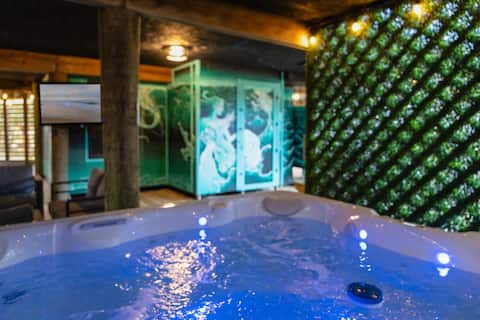 Hot Tub | Pool & Tennis | Pet Friendly| + Linens