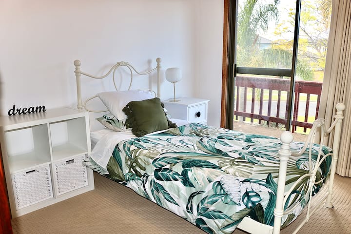 غرفة نوم فردية بسرير كينج مع إمكانية الوصول إلى الشرفة 