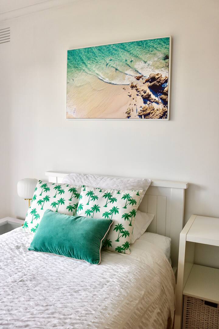 غرفة نوم مفردة بسرير كينج.  