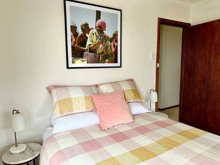 غرفة نوم ثانية بسرير ملكي