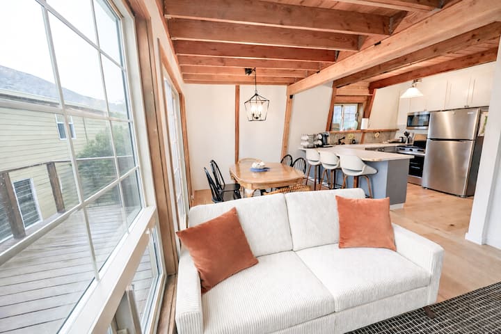 A-frame Retreat W/ Easy Beach Access, Ocean Views! - Lincoln City, OR