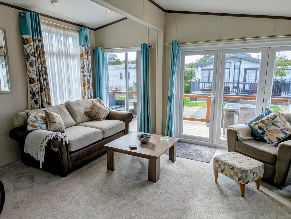 Popular Airbnb listing: Premium 2BR lodge – dog-friendly New Forest stay in New Milton