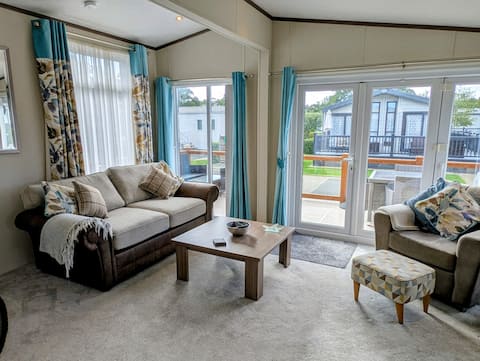 Popular Airbnb listing: Premium 2BR lodge – dog-friendly New Forest stay in New Milton