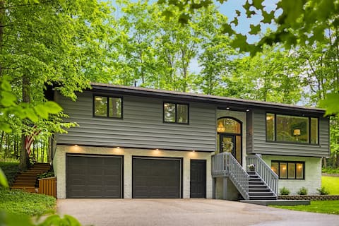 1-night stays! Hot tub-Game Room-Fire pit-Private!