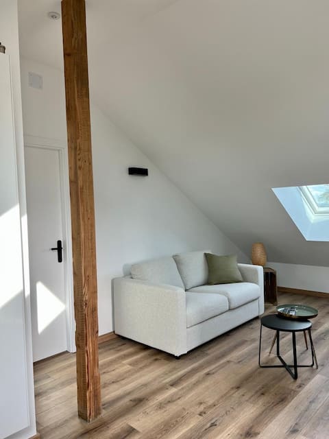 Beautiful renovated apartment close to the train station