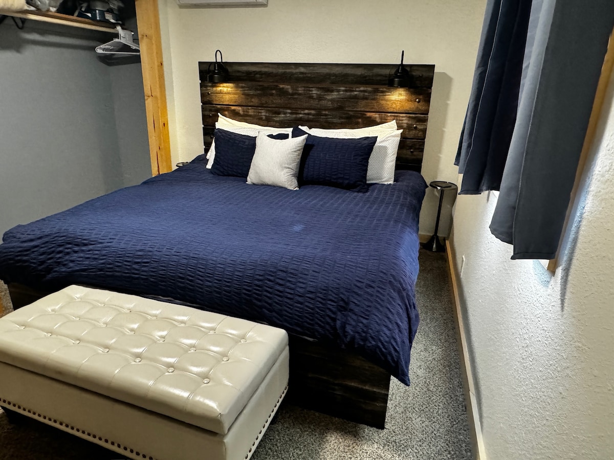 Užite si pokojný nočný spánok v našej dobre vybavenej manželskej posteli  s mäkkou posteľnou bielizňou a okolitým osvetlením.