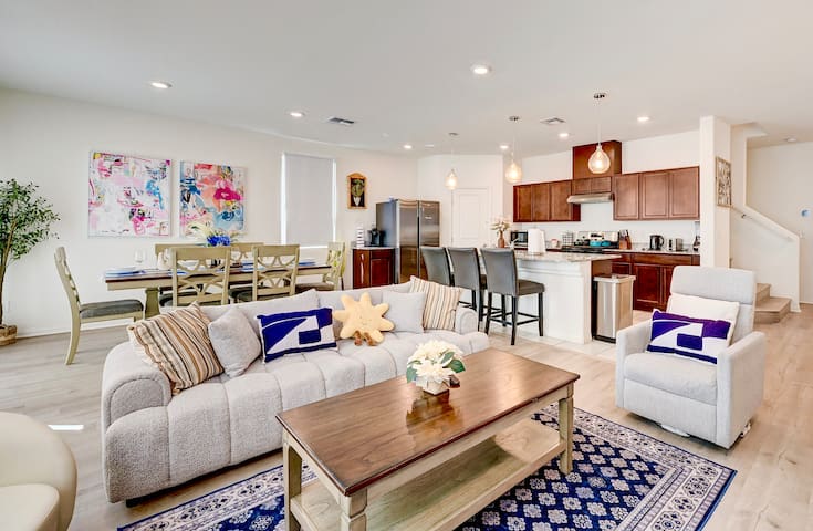 Cozy & Chic 5BR Home near Strip w/Hockey table