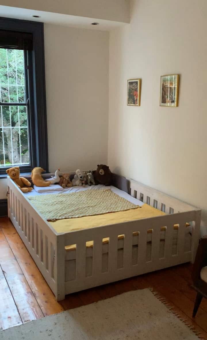 Dječji krevet na podu, ali s dvostrukim madracem za odrasle. 