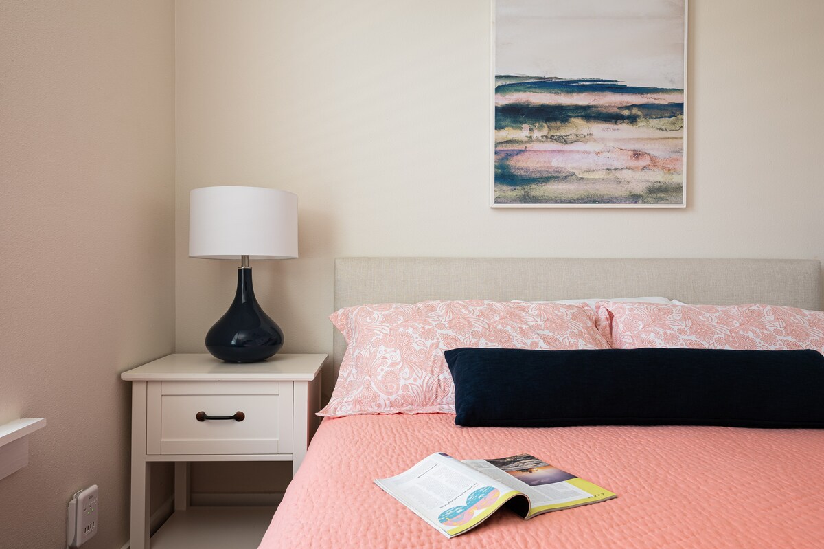 Dormitorios luminosos y cómodos, diseñados para dormir tranquilamente con un toque de lujo. 