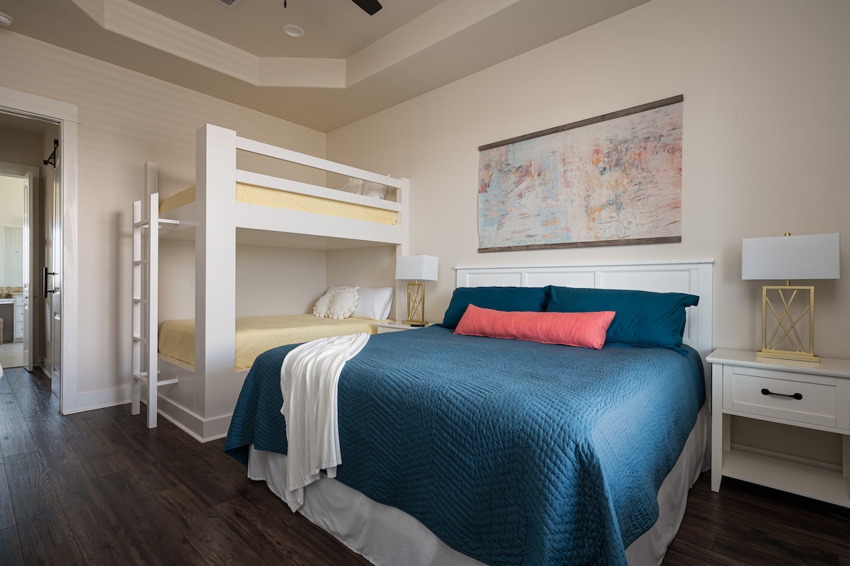 Suite principal con litera adicional para dormir, perfecta para toda una familia. Tiene un gran baño privado con bañera de hidromasaje y ducha.