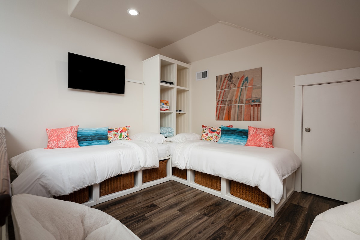 Loft en el ático con tres camas individuales, espacio ideal para pasar el rato con niños acogedores