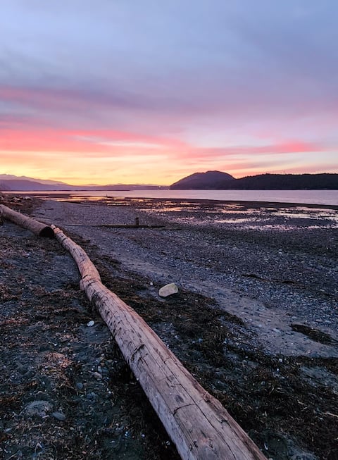 Family Friendly Cozy Cottage - Steps to the Beach