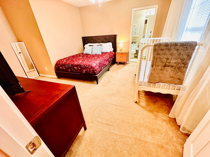 Главен апартман со брачен кревет (широк 150-179 см), приватен телевизор во бањата и бебешко креветче.  