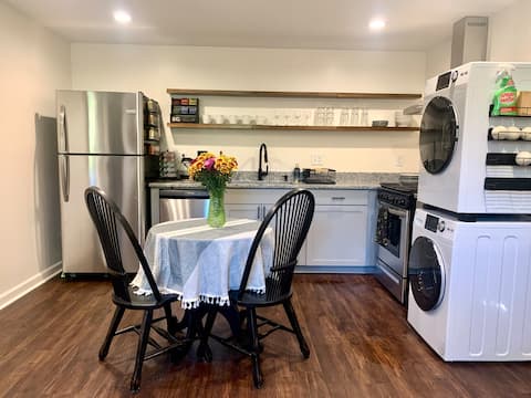 Top Airbnb: Modern Guesthouse w/ Washer & Dryer in Mableton