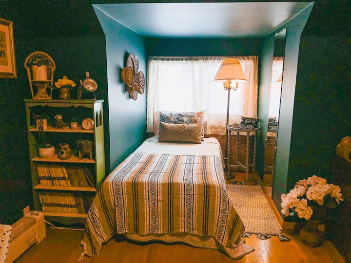 أحد السريرين التوأمين في غرفة النوم العلوية، ومسكن علوي مزود بسخان ومراوح محمولة وخزانة ملابس.