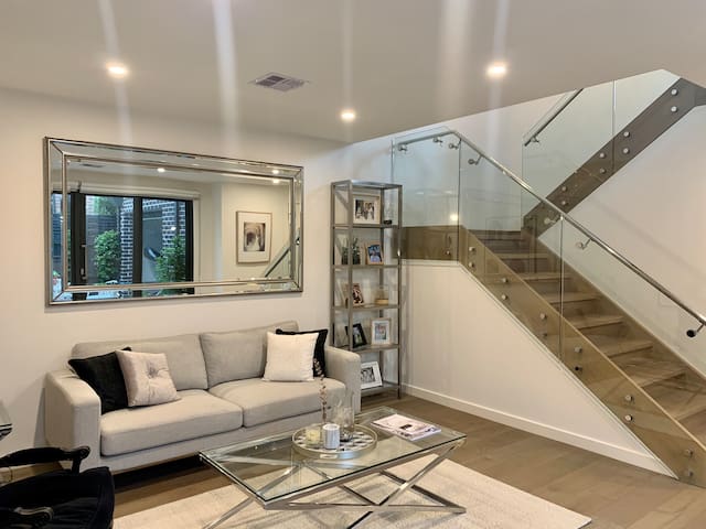 Not To Be Missed! Exquisite, elite & spacious