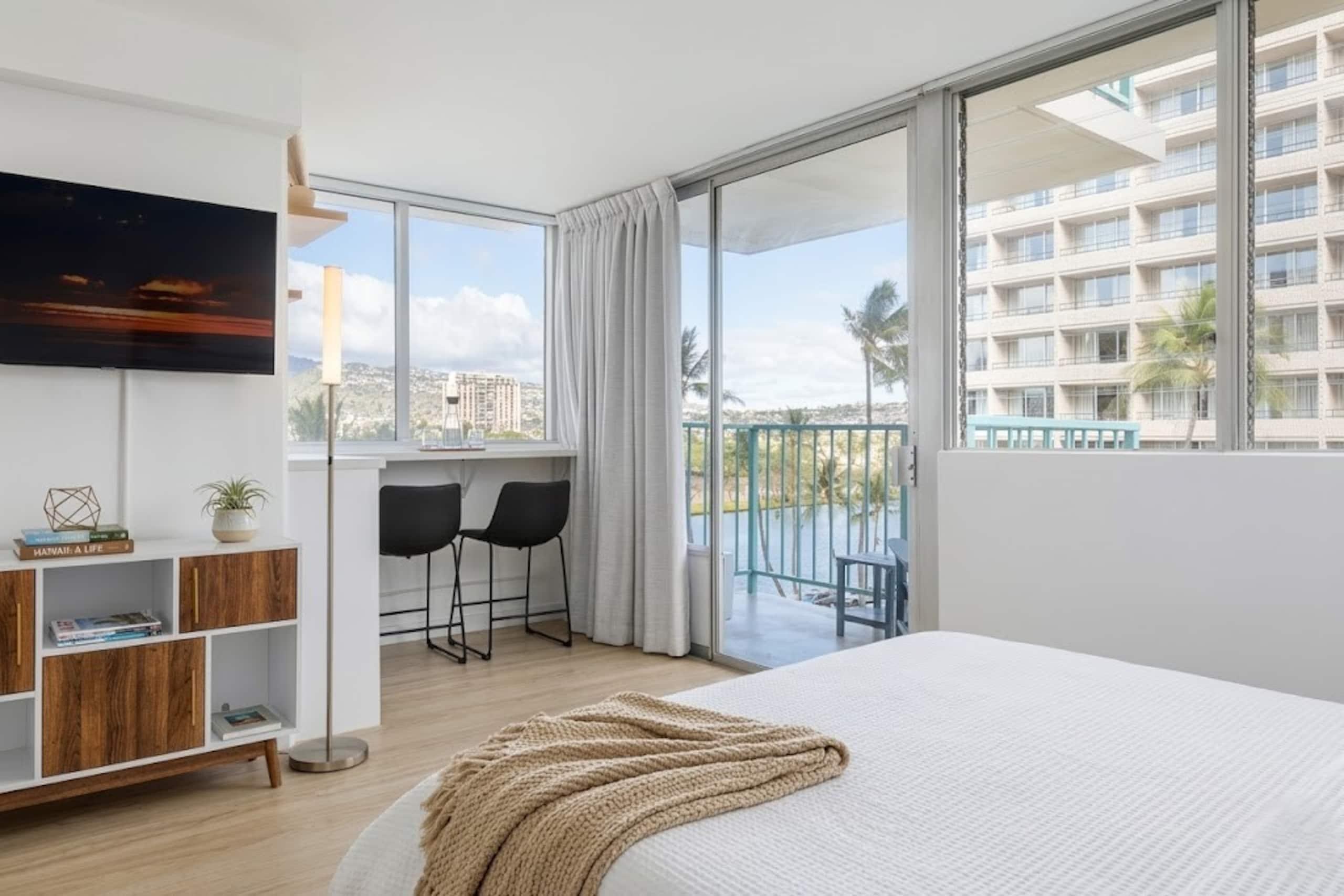 Modern Corner Studio by Marketplace &Waikiki Beach - Image 2