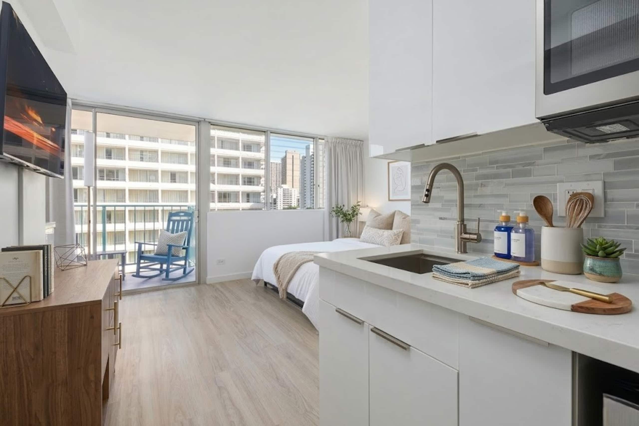 Modern Corner Studio by Marketplace &Waikiki Beach - Image 6