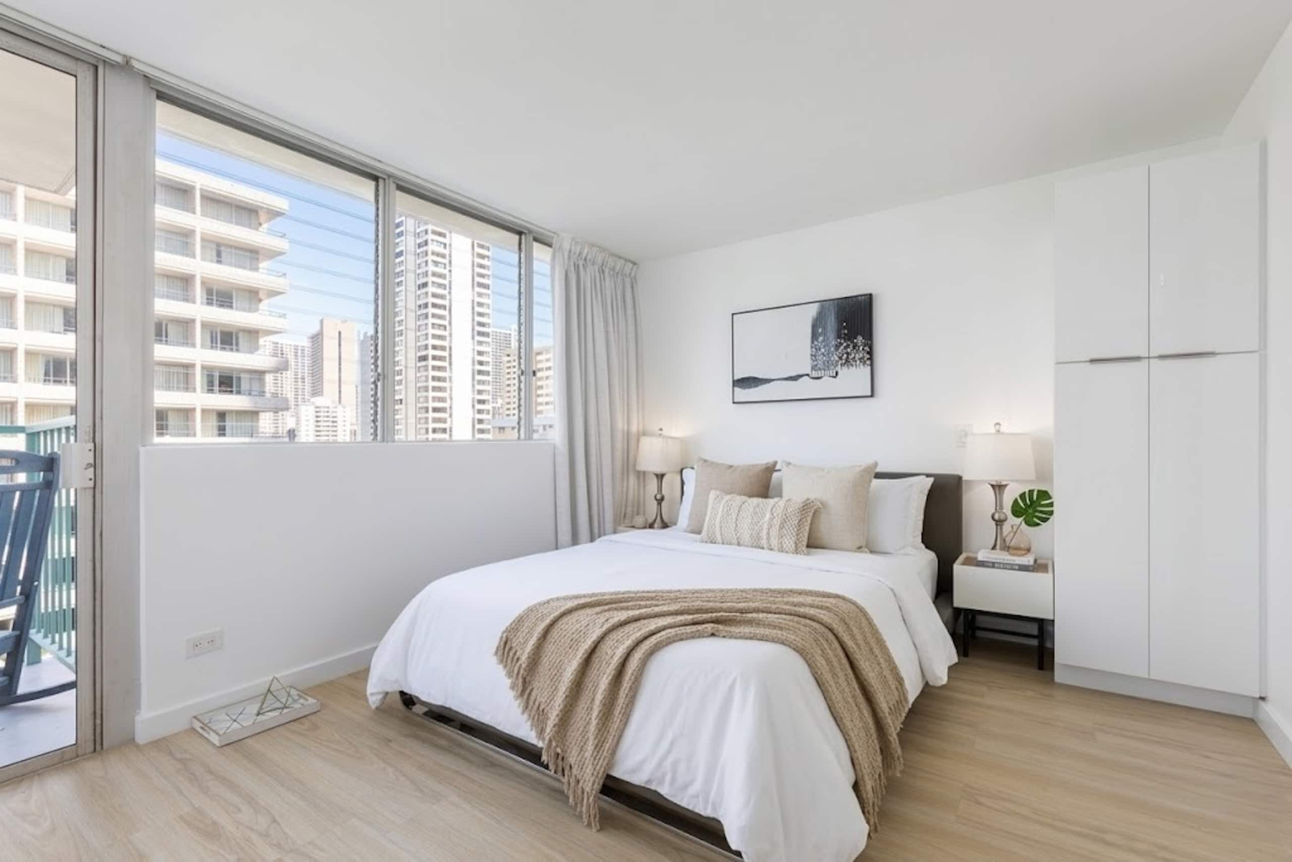 Modern Corner Studio by Marketplace &Waikiki Beach - Image 3