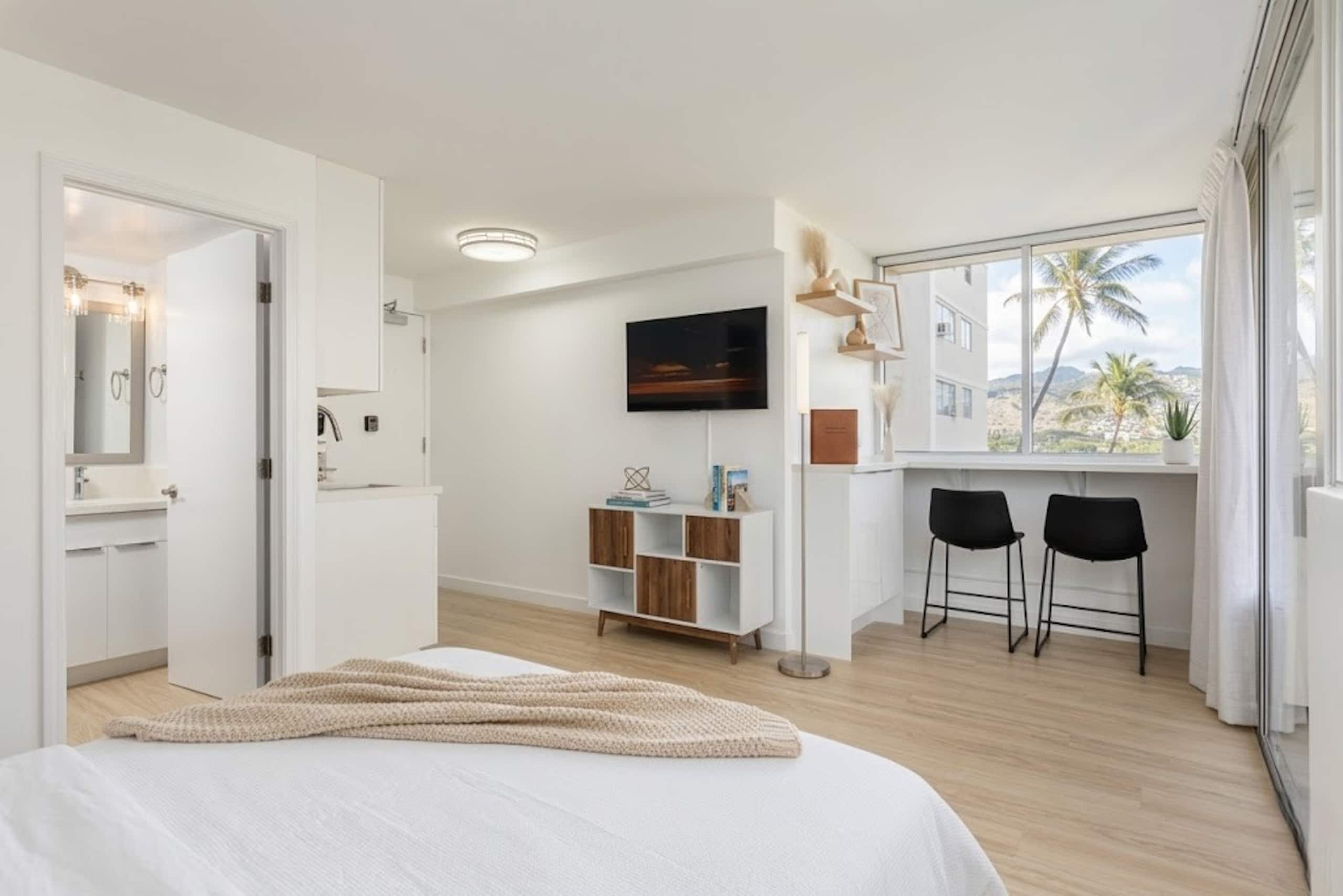 Modern Corner Studio by Marketplace &Waikiki Beach - Image 4