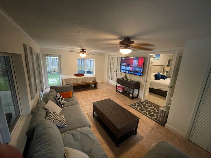 Ֆլորիդայի սենյակն ընդարձակ բացօթյա հանգստի վայր է ՝ 70դյույմանոց սմարթ հեռուստացույցով, բազմոցով (քնում է 2) և պիկնիկի սեղանով ՝ 6 հոգու համար ։ Ընդամենը մեկ քայլ, որը ձեզ տանում է դեպի պատիո ։