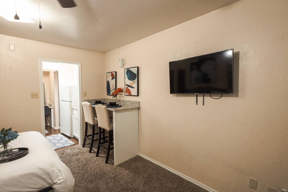 טלוויזיה חכמה 32 אינץ' עם נטפליקס ושירותי סטרימינג אחרים.