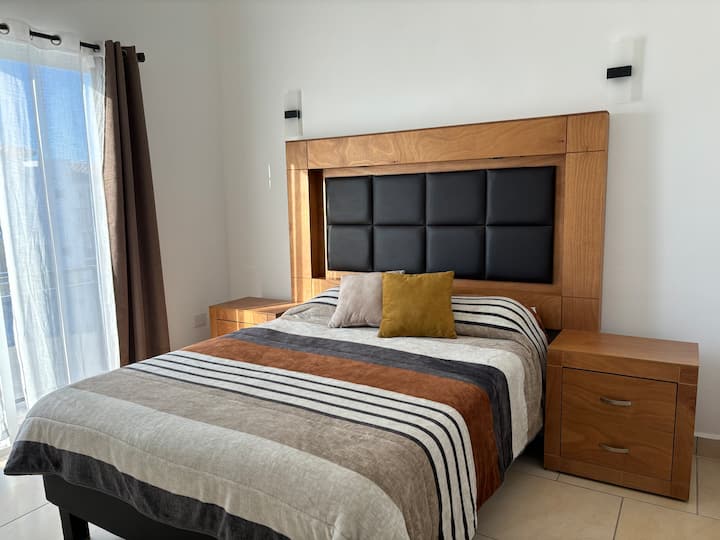 חדר שינה עם מרפסת וחדר רחצה פרטי