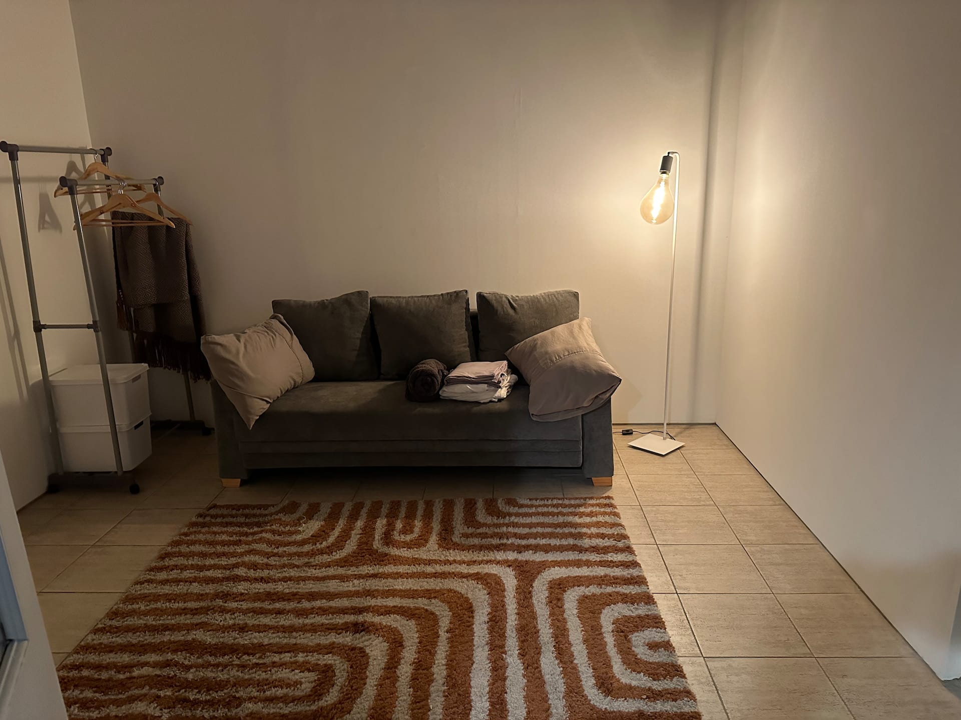 Renovated ground-floor apartment with patio in Monserrat