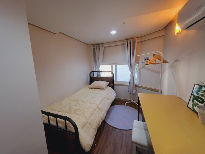 2u호스텔 304호(cheapest In 을지로. 개인샤워실, 세탁시설무료, 청계천뷰) - Seoul