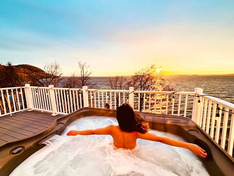 Stunning 3BR Home w/ Lake access/hot tub