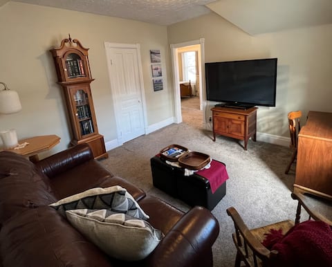 Top Airbnb: Stay a Little or Stay Awhile, Cozy Duplex Top Unit in Kitchener