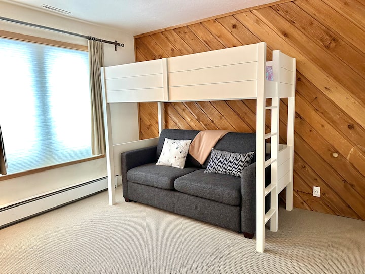 Cama tamaño queen debajo de la litera individual 