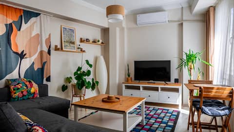 Air-conditioned - Excellent Location, 2 min to the Bazaar and the Beach.