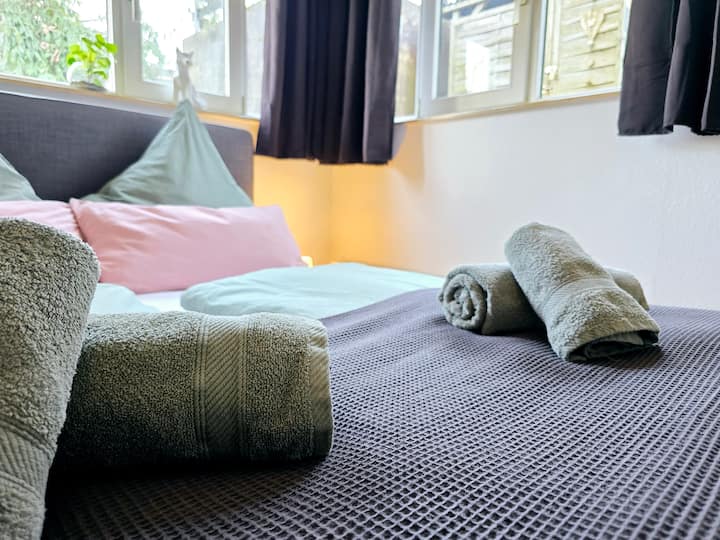 La chambre peut être complètement obscurcie avec les rideaux 