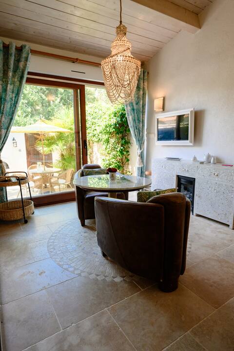 Top Airbnb: Cocooning SEAFRONT /Villa and its private pool in Sainte Marie De Ré