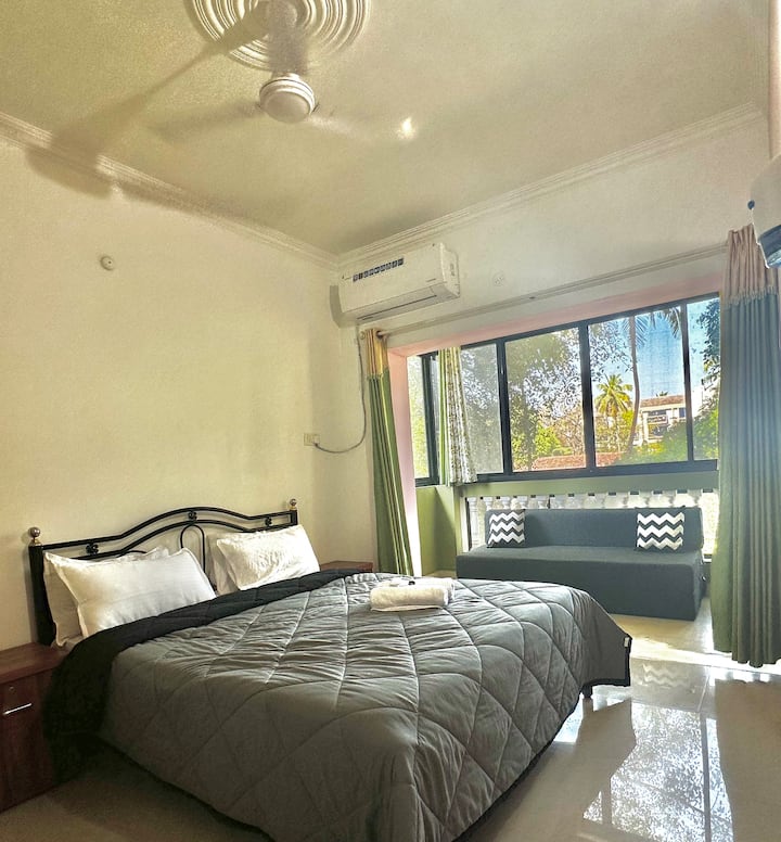 Тази спалня разполага с 1 двойно легло и 1 6x6 разтегателен диван за спане 4 -5