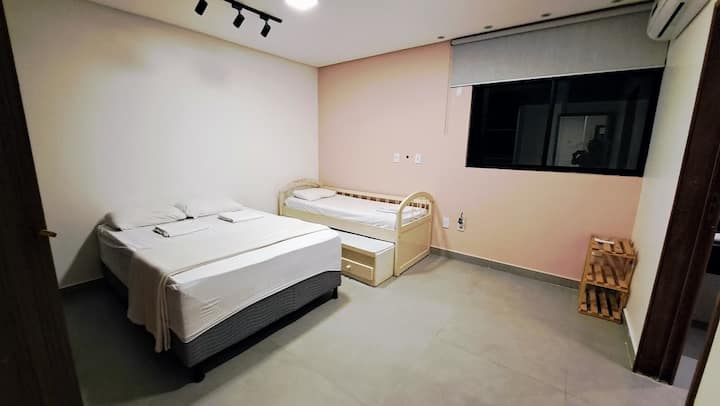 Suite avec lit double et lit simple avec bicama. Conta com Guardaroupa.