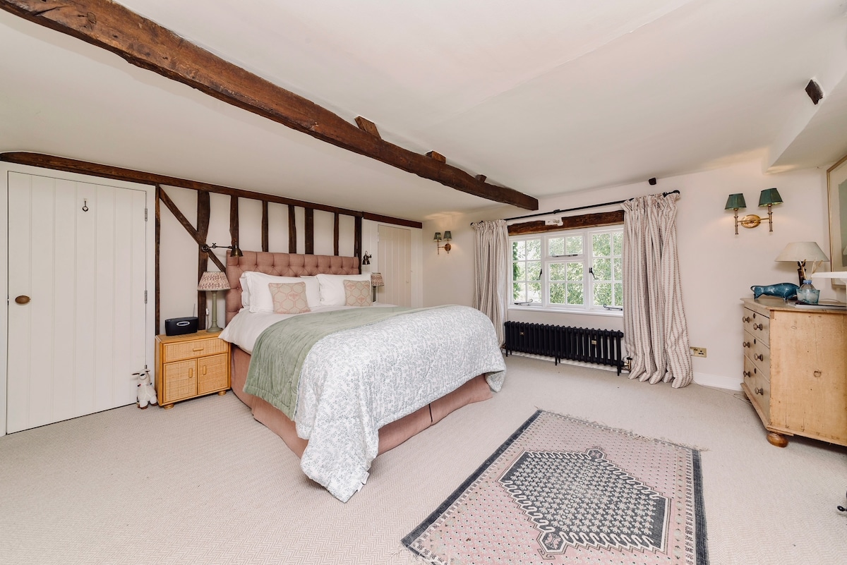 غرفة نوم ثانية بسرير كينج وحمام مشترك.