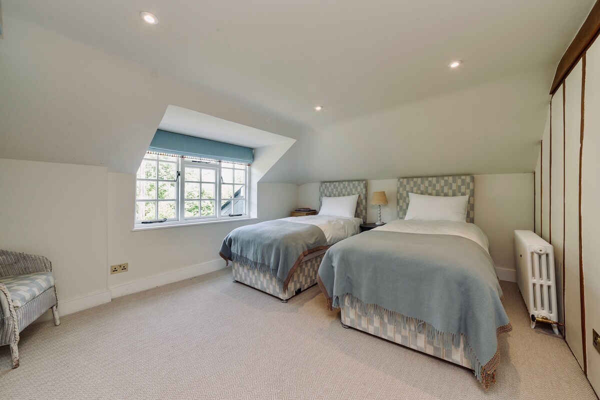 غرفة نوم ثالثة بسريرين مزدوجين (أو يمكن تحويلها إلى سرير كينج) وحمام مشترك 