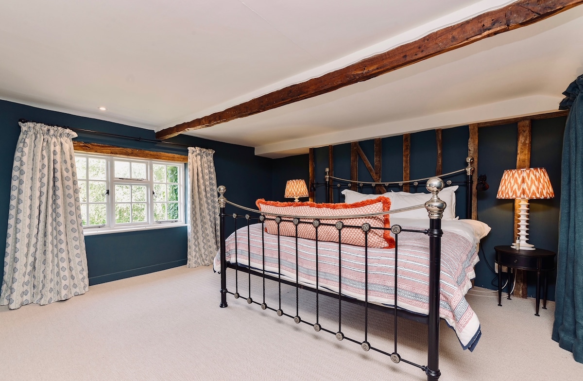 غرفة نوم رئيسية بسرير سوبر كينج وحمام داخلي وخزانة ملابس.