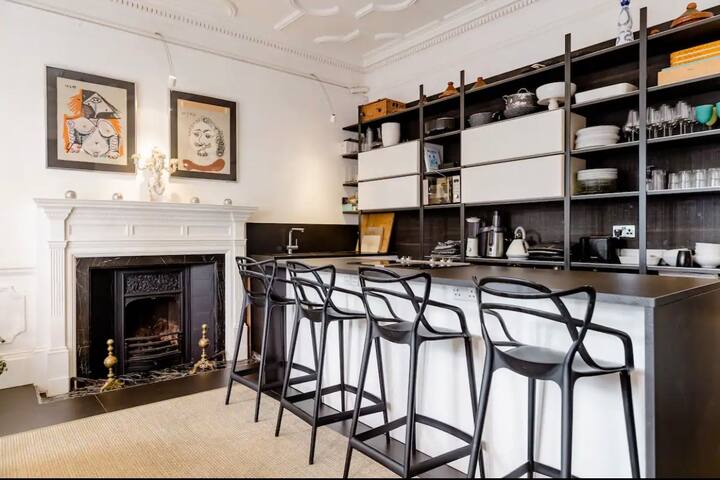 Elegant Mayfair Residence | Stylish & Spacious 2BR gallery image 5