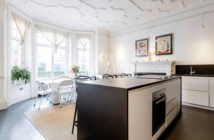 Elegant Mayfair Residence | Stylish & Spacious 2BR gallery image 2