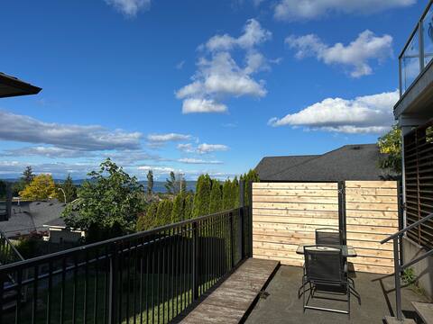 Spacious and private bachelor with patio